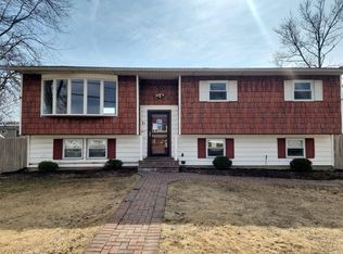 34 Essex St, West Babylon, NY 11704