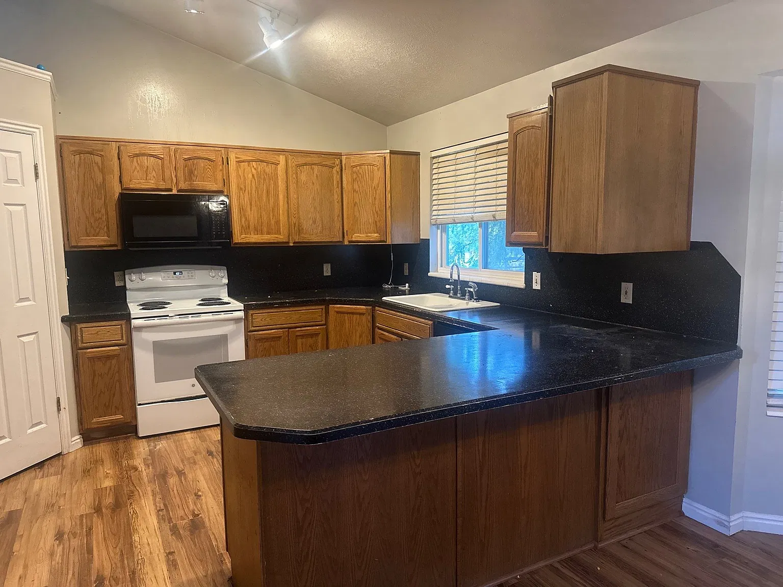 6 bed, 2600 sqft, $2,600 — Photo 2