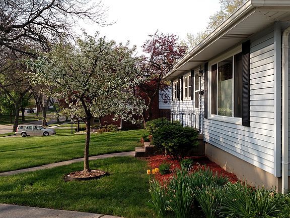 4th image of 1627 Cambridge Dr SE