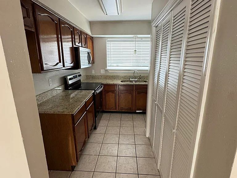 217 Clearview Pkwy #A — Photo 4