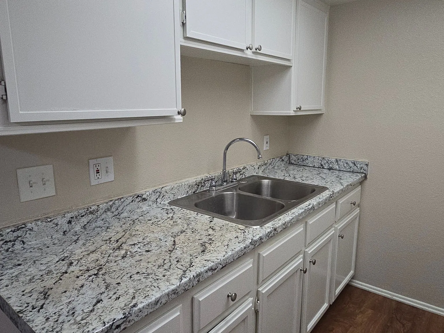 Ontario Apartments — Photo 4