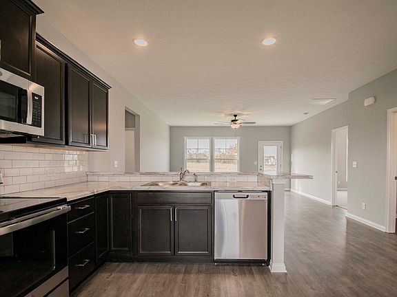 4th image of 215 Wilson Cir