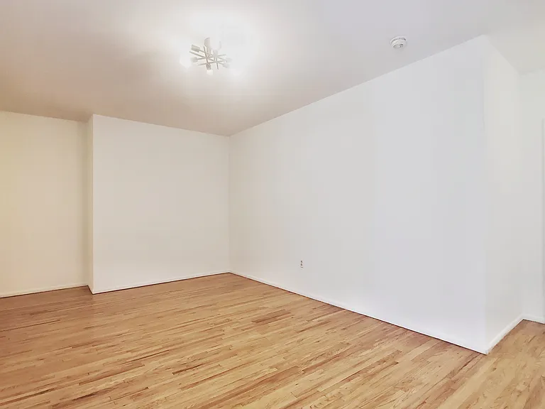 306 W 51st St #3D — Photo 2