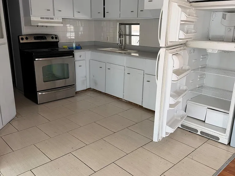 820 SW 1st Pl — Photo 3