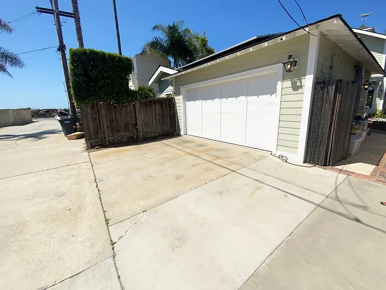 221 Ocean Dr — Photo 24