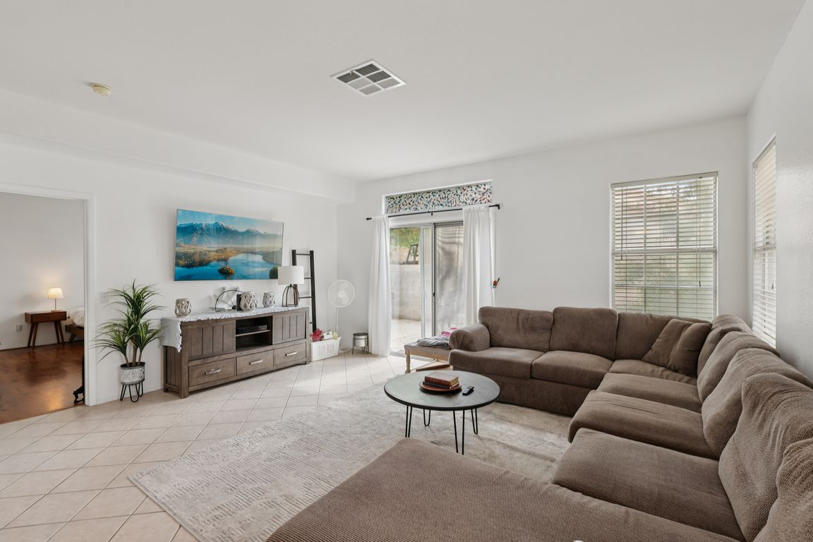 Yondering Ave-L1907-005
