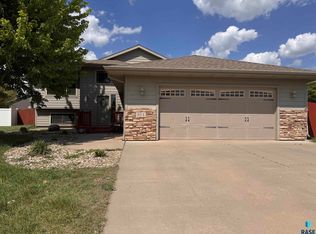304 Prairie Cir, Harrisburg, SD 57032