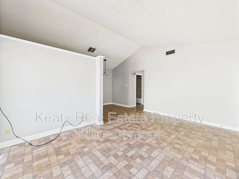 513 Fox Run Ave #1 — Photo 4