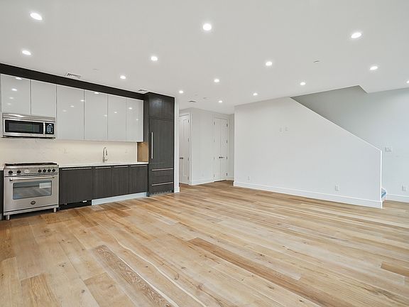 2nd image of 40 Huntington St #3D