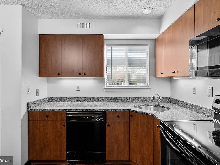 835 Chanticleer — Photo 16