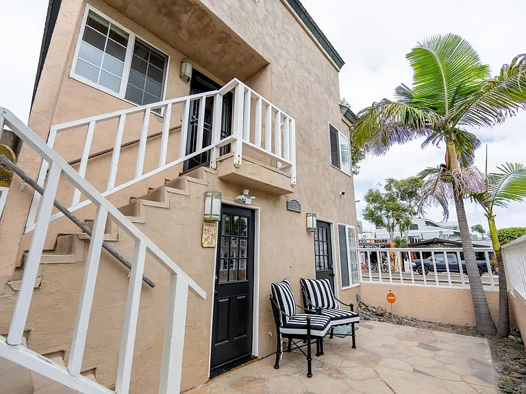 736 Seagirt Ct — Photo 3