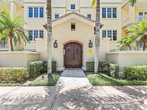 2nd image of 7 Royal Palm Pointe APT 1W