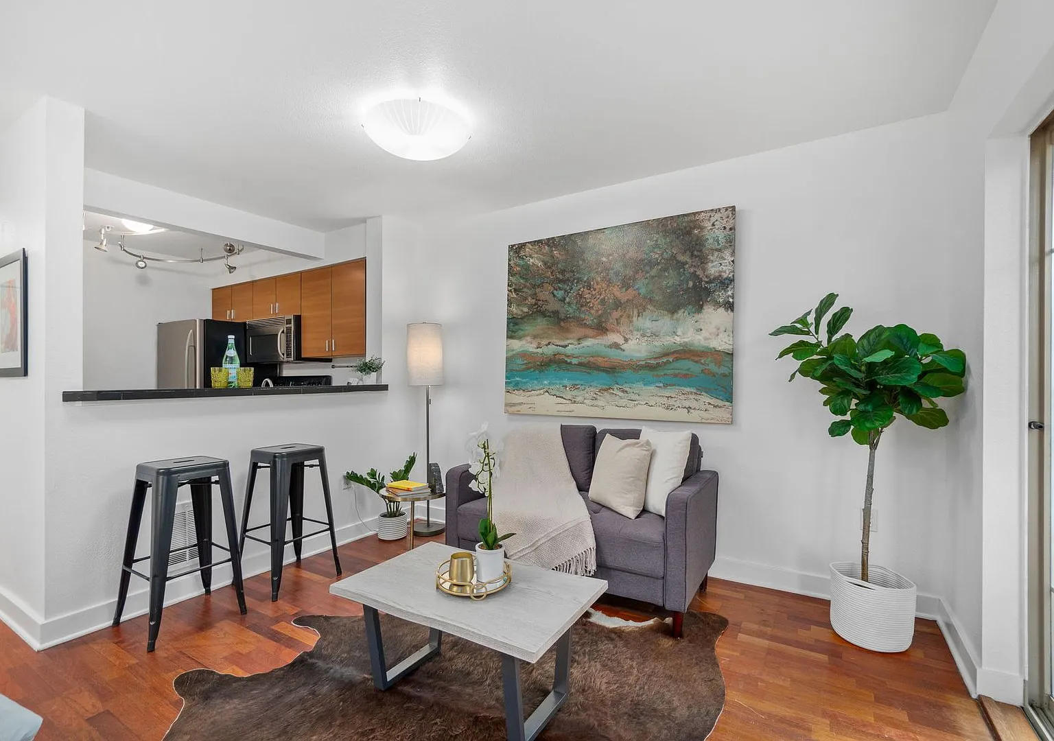 0Bd/1Ba Seattle Condo — Photo 3