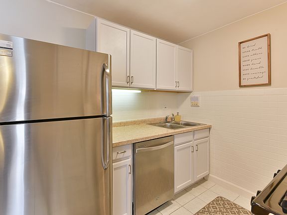 4th image of 18W155 63rd St APT 208B