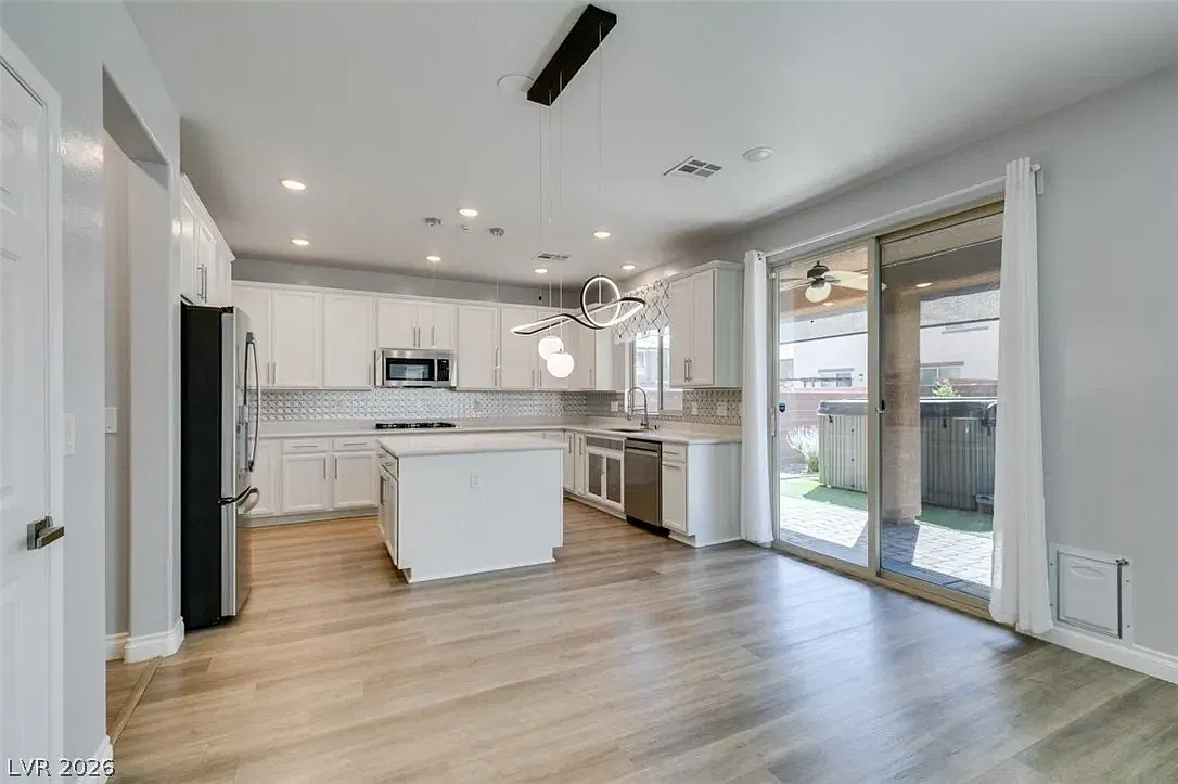 4 bed, 2.5 bath, 2237 sqft, $3,000 — Photo 4
