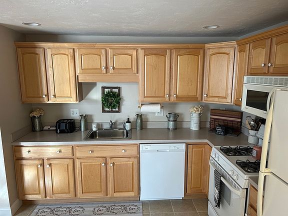 4th image of 882 Brockton Ave #10