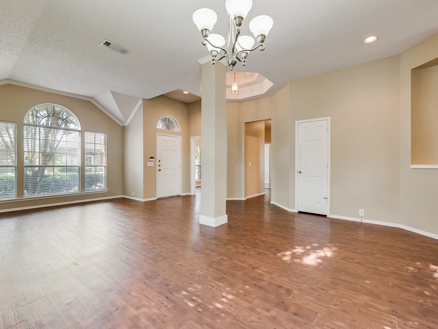 3 bed, 2030 sqft, $2,350 — Photo 4