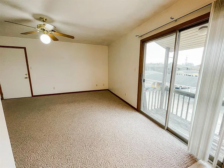500 E College St #B-4 — Photo 7