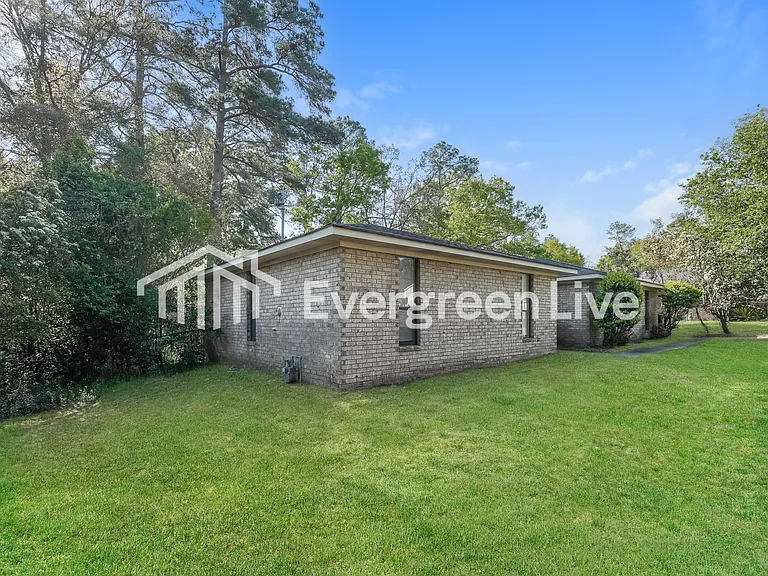 1906 Driftwood Dr — Photo 1