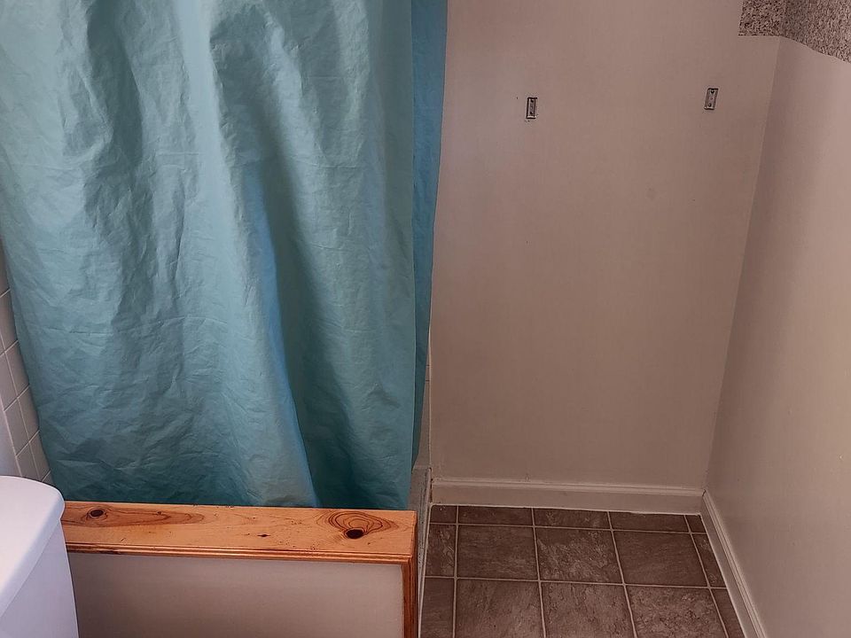 2nd image of 1121 Gladden St