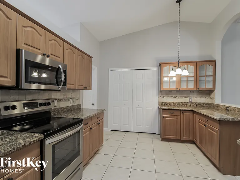 927 NW 10th Ave — Photo 6