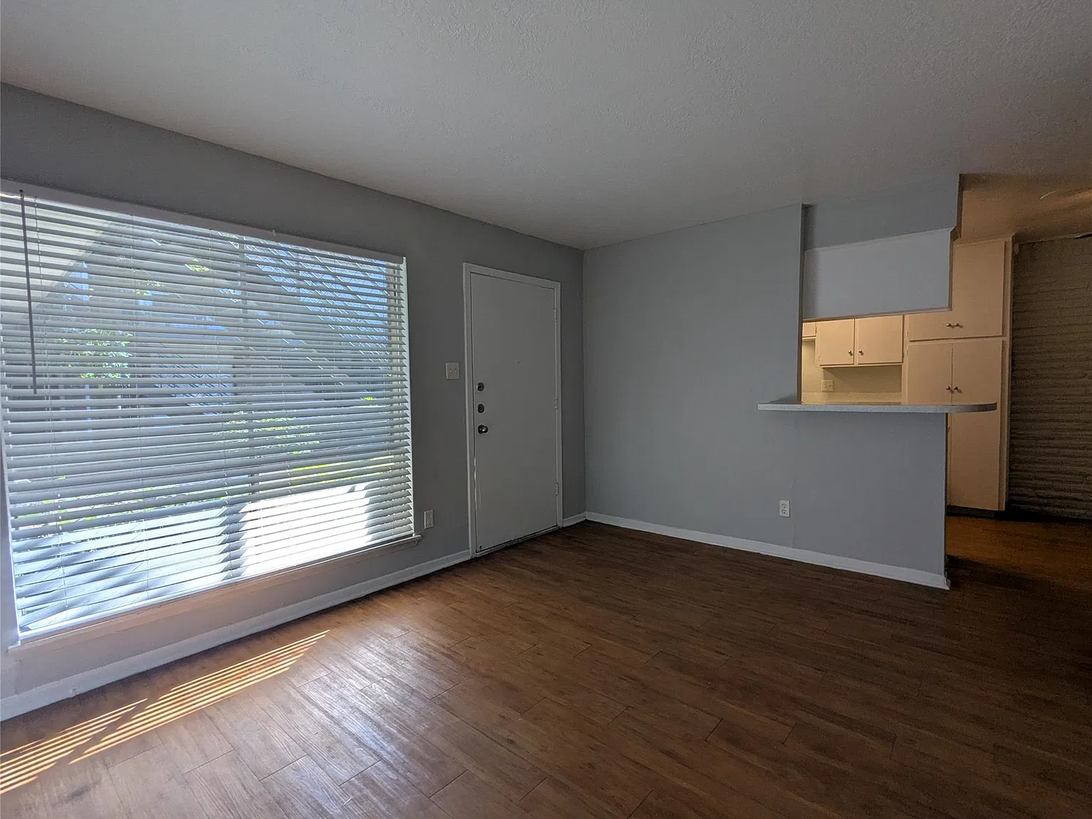1 bed, 1.5 bath, 700 sqft, $1,095 — Photo 4