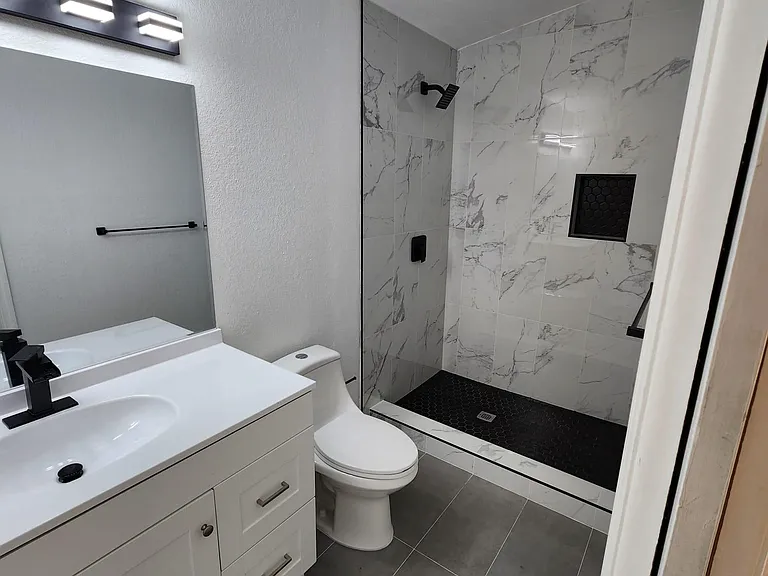 1014 NE 5th Pl — Photo 5