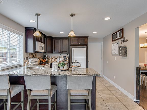 5th image of 267 Loganberry St