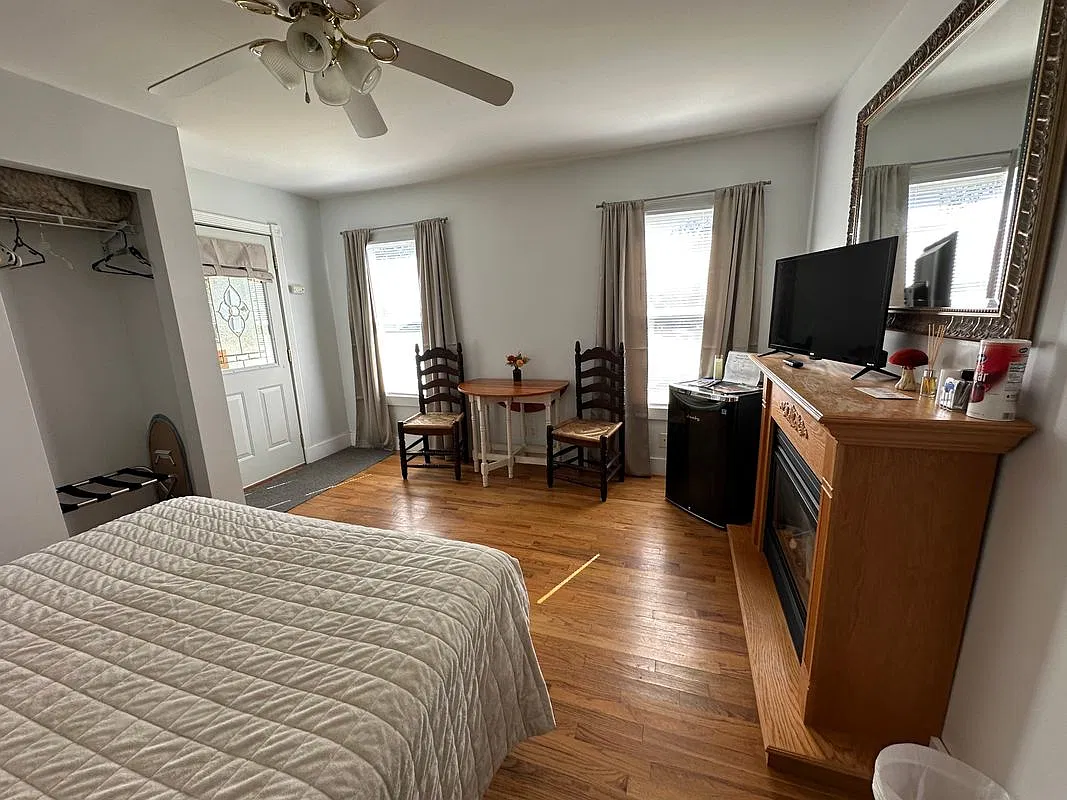 Studio, 1.0 bath, 287 sqft, $700 — Photo 2