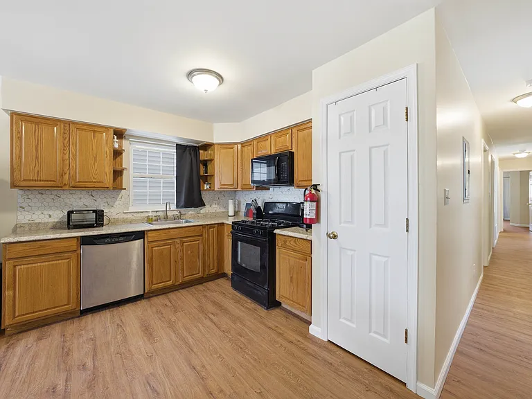 1049 Lafayette St #1A — Photo 4