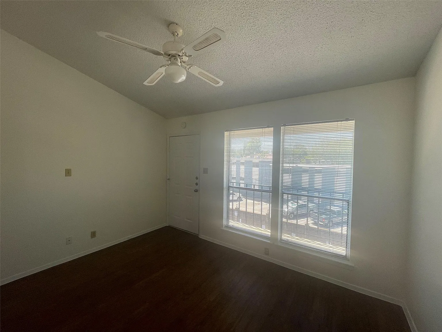 1 bed, 1.0 bath, 394 sqft, $995 — Photo 3