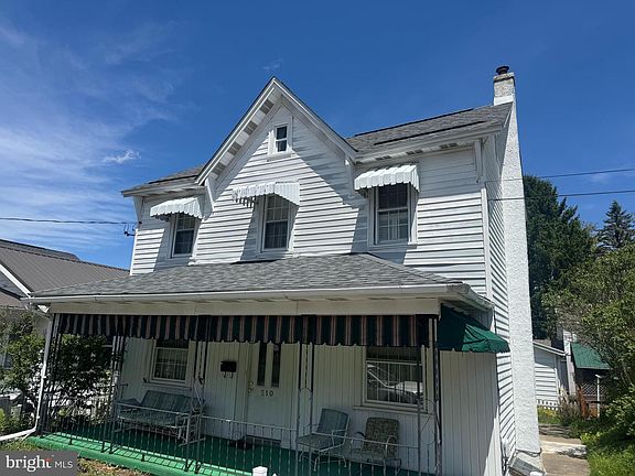 2nd image of 210 N 11th St