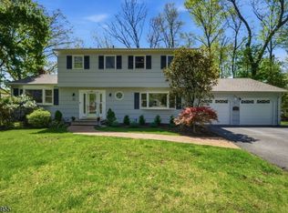 21 Robinhood Rd, Morris Plains, NJ 07950