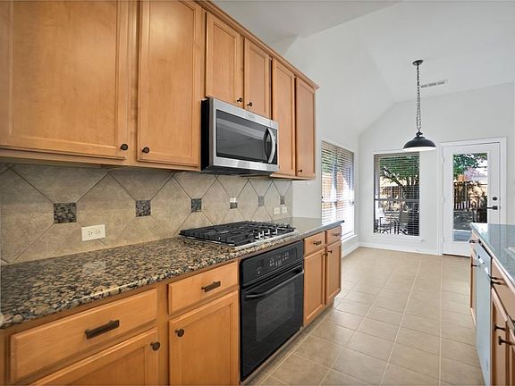 2nd image of 2080 Glencoe Dr