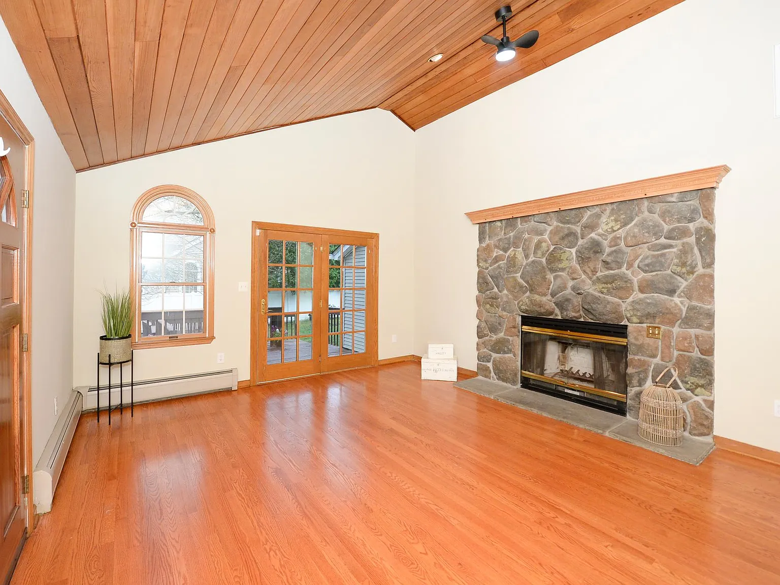 3 bed, $4,600 — Photo 2
