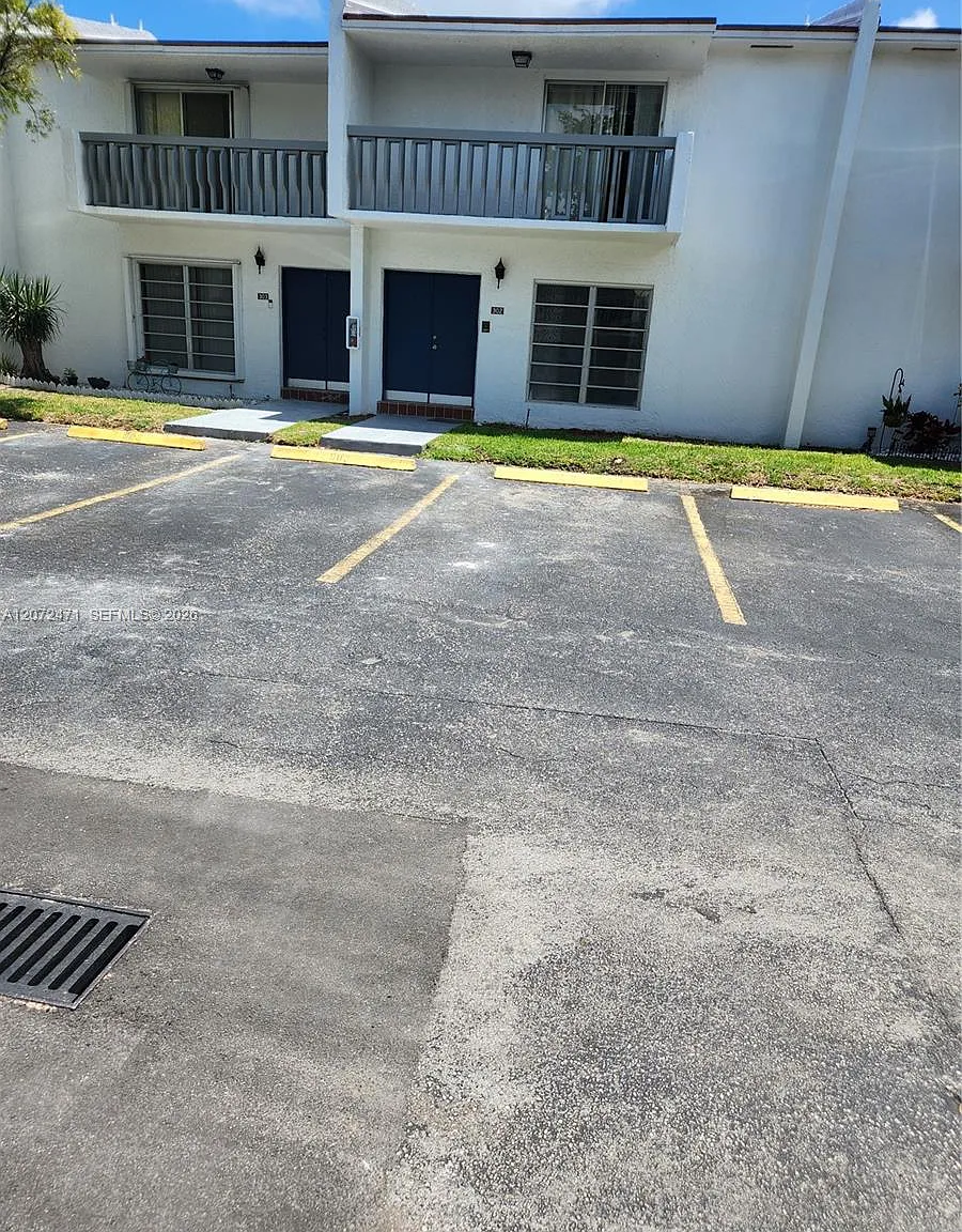 Heritage Square Condo — Photo 4