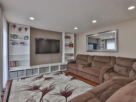 4th image of 293 Bannock Dr