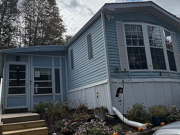 2nd image of 4 Lexington Ln
