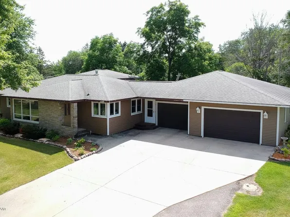 404 S Clayborn Ave, Parkers Prairie, MN 56361