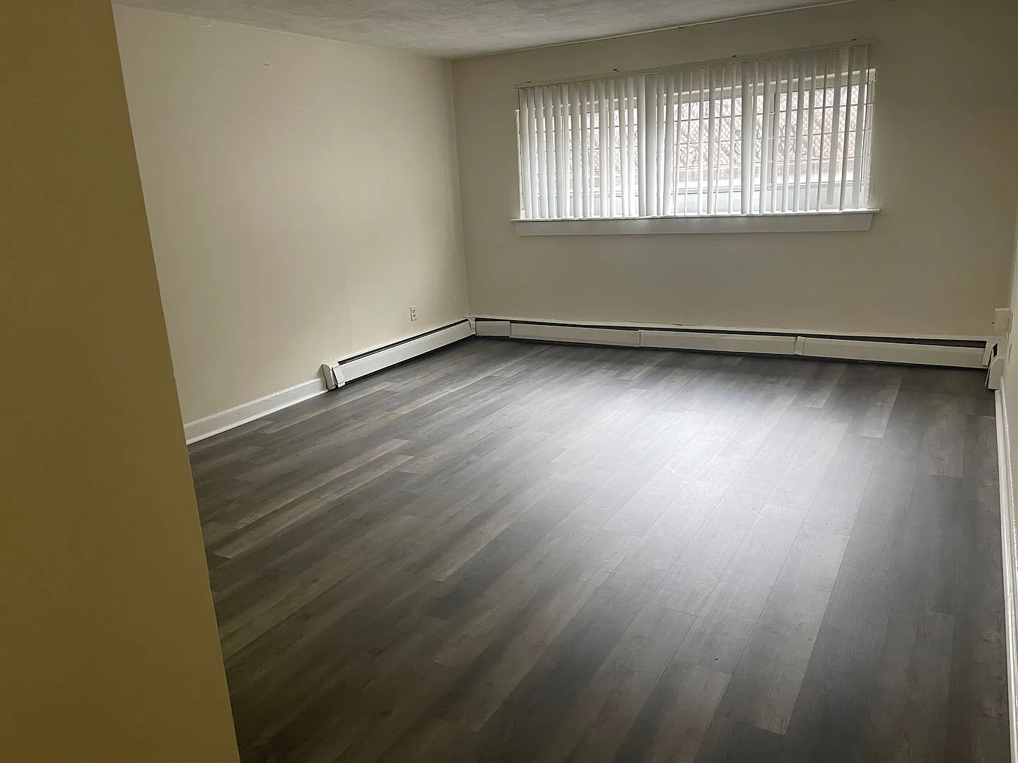 Free Month Packars Corner Bu Area Modern 1 Bed With Large Lr And Br Areas, Ht And Hw Inc No Fee — Photo 2