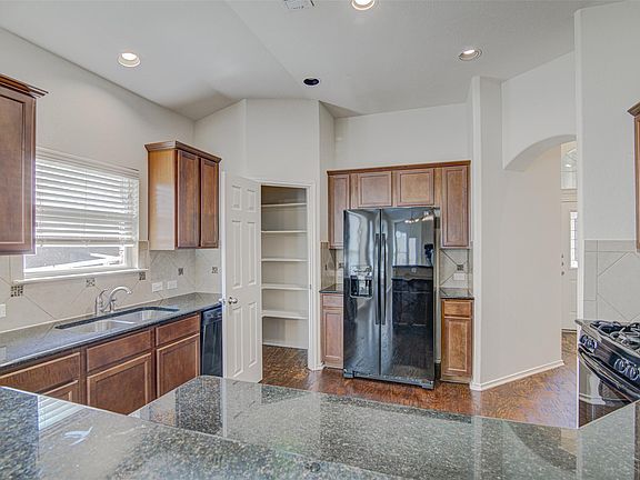 4th image of 1610 Greenside Dr