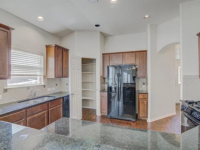 1610 Greenside Dr — Photo 4