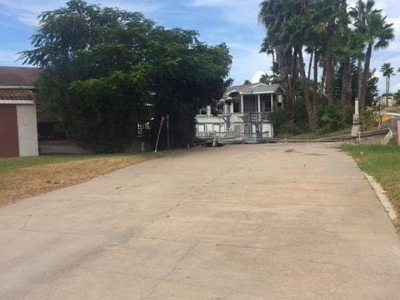 2nd image of 820 W Oyster Dr