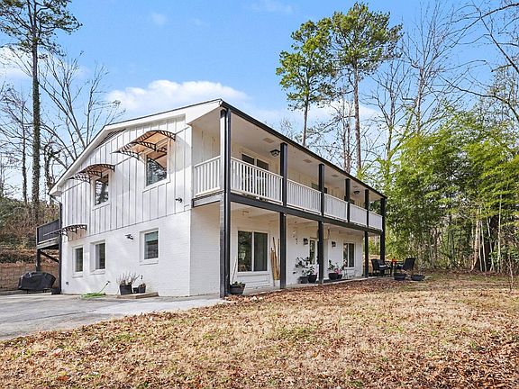 3rd image of 3300 Fairhill Dr