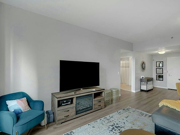 5th image of 102 Christopher Columbus Dr APT 803