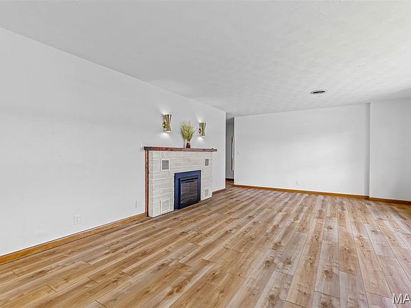 4th image of 109 Madison St
