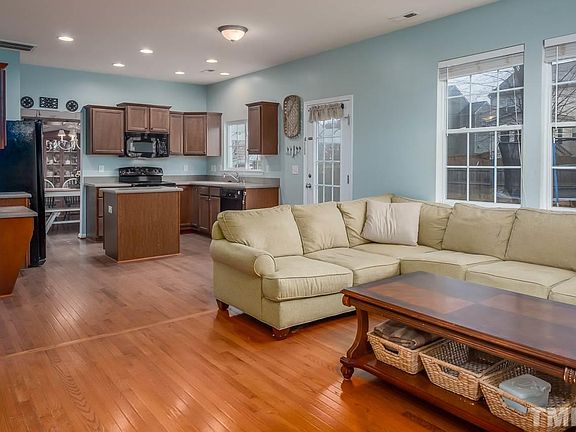 4th image of 303 Five Pine Ct