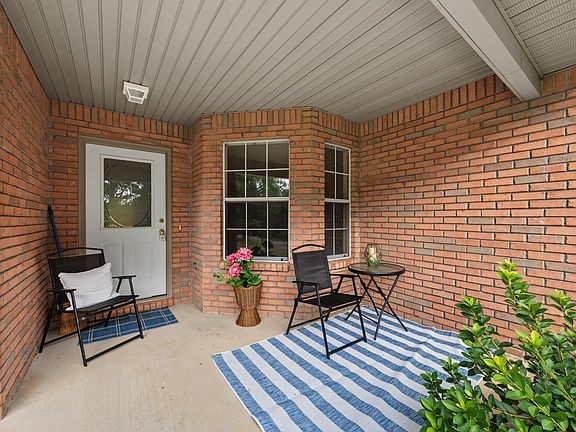 3rd image of 213 Hunter Dr