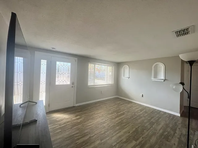 Beautifully Updated 3/1 Home Ready For Move In! — Photo 3