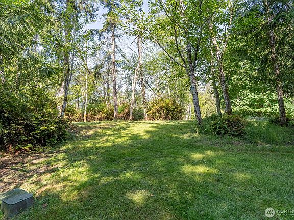3rd image of 910 E Madrona Boulevard NW